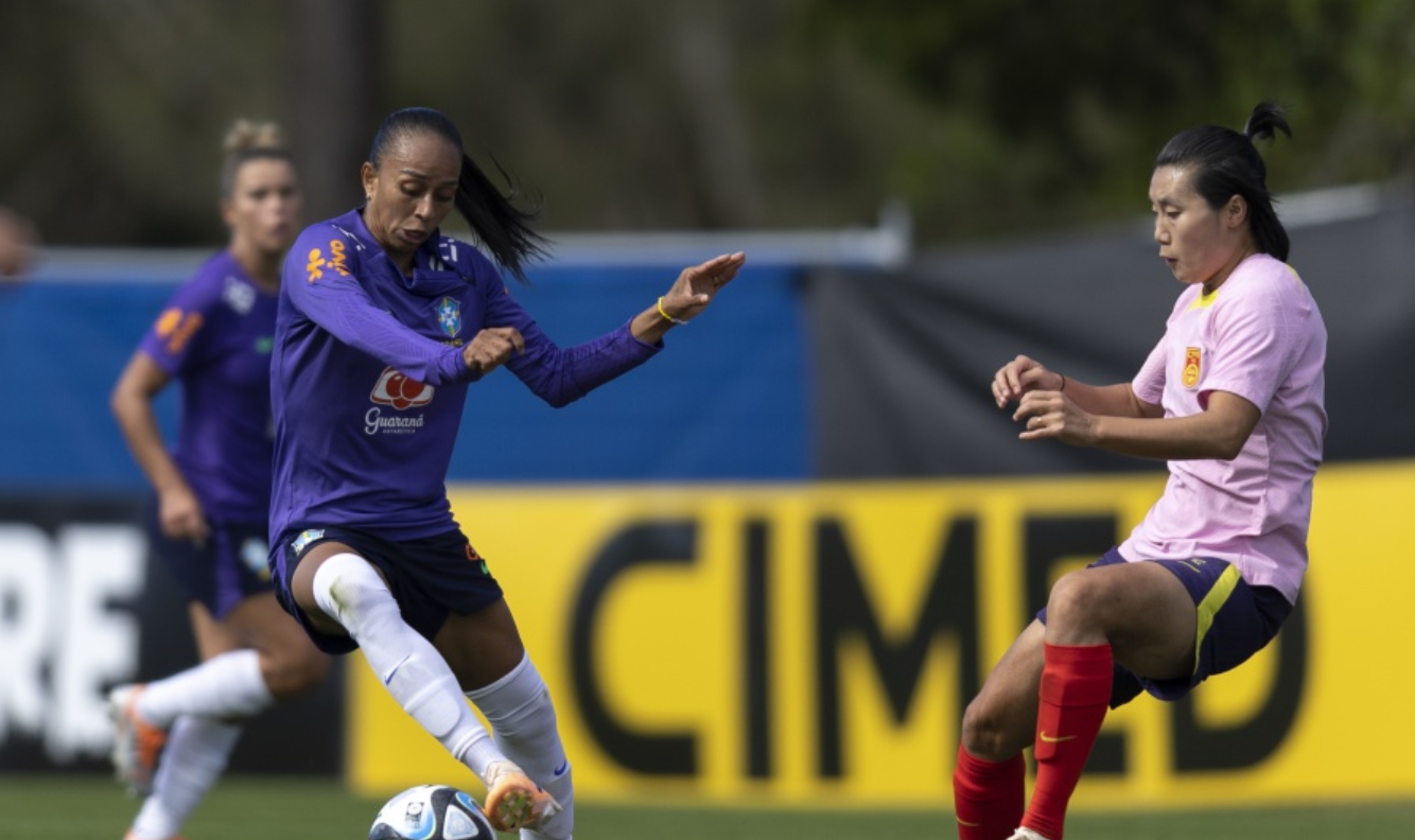 A seleção brasileira de futebol feminino derrotou a seleção chinesa em jogo-treino na Costa do Ouro