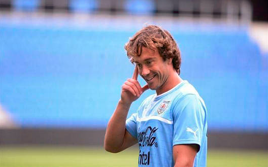 O ex-lendário capitão do Uruguai, Lugano, anuncia pendurar as chuteiras
