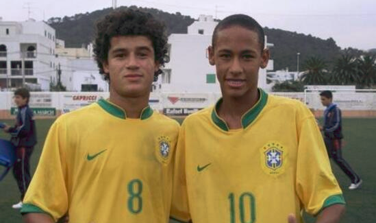 Os dois irmãos, que na época eram jovens, agora se tornaram estrelas do futebol.