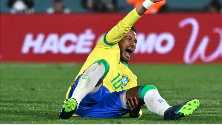 O Brasil perdeu para o Uruguai por 0 a 2 e seu principal jogador ficou gravemente ferido e foi afastado